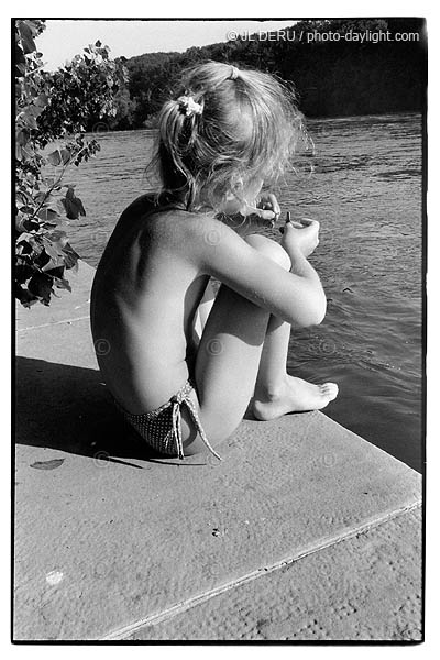 petite fille au bord de l'eau - little girl at the water's edge